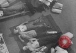 Immagine di Nuvole di fumo dalla combustione noi navi da guerra Pearl Harbor Hawaii USA, 1941, secondo 50 filmato di repertorio 65675046117