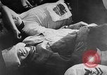 Immagine di Nuvole di fumo dalla combustione noi navi da guerra Pearl Harbor Hawaii USA, 1941, secondo 52 filmato di repertorio 65675046117