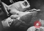 Immagine di Nuvole di fumo dalla combustione noi navi da guerra Pearl Harbor Hawaii USA, 1941, secondo 53 filmato di repertorio 65675046117