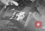 Immagine di Nuvole di fumo dalla combustione noi navi da guerra Pearl Harbor Hawaii USA, 1941, secondo 54 filmato di repertorio 65675046117