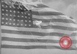 Immagine di Nuvole di fumo dalla combustione noi navi da guerra Pearl Harbor Hawaii USA, 1941, secondo 58 filmato di repertorio 65675046117