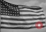 Immagine di Nuvole di fumo dalla combustione noi navi da guerra Pearl Harbor Hawaii USA, 1941, secondo 60 filmato di repertorio 65675046117
