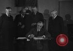 Standbild Präsident Franklin Roosevelt Schilder Entwurf Washington DC USA, 1940, aus Sekunde 6 historischem Filmmaterial Videoclip 65675046158