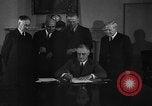 Standbild Präsident Franklin Roosevelt Schilder Entwurf Washington DC USA, 1940, aus Sekunde 8 historischem Filmmaterial Videoclip 65675046158
