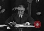 Standbild Präsident Franklin Roosevelt Schilder Entwurf Washington DC USA, 1940, aus Sekunde 10 historischem Filmmaterial Videoclip 65675046158