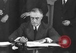 Standbild Präsident Franklin Roosevelt Schilder Entwurf Washington DC USA, 1940, aus Sekunde 12 historischem Filmmaterial Videoclip 65675046158
