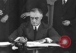 Standbild Präsident Franklin Roosevelt Schilder Entwurf Washington DC USA, 1940, aus Sekunde 13 historischem Filmmaterial Videoclip 65675046158