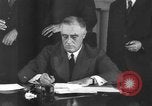 Standbild Präsident Franklin Roosevelt Schilder Entwurf Washington DC USA, 1940, aus Sekunde 14 historischem Filmmaterial Videoclip 65675046158