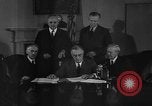 Standbild Präsident Franklin Roosevelt Schilder Entwurf Washington DC USA, 1940, aus Sekunde 18 historischem Filmmaterial Videoclip 65675046158