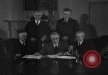 Standbild Präsident Franklin Roosevelt Schilder Entwurf Washington DC USA, 1940, aus Sekunde 19 historischem Filmmaterial Videoclip 65675046158