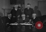 Standbild Präsident Franklin Roosevelt Schilder Entwurf Washington DC USA, 1940, aus Sekunde 20 historischem Filmmaterial Videoclip 65675046158