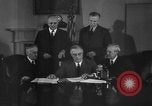 Standbild Präsident Franklin Roosevelt Schilder Entwurf Washington DC USA, 1940, aus Sekunde 21 historischem Filmmaterial Videoclip 65675046158