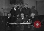 Standbild Präsident Franklin Roosevelt Schilder Entwurf Washington DC USA, 1940, aus Sekunde 22 historischem Filmmaterial Videoclip 65675046158