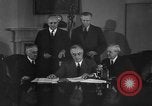 Standbild Präsident Franklin Roosevelt Schilder Entwurf Washington DC USA, 1940, aus Sekunde 23 historischem Filmmaterial Videoclip 65675046158