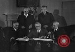 Standbild Präsident Franklin Roosevelt Schilder Entwurf Washington DC USA, 1940, aus Sekunde 24 historischem Filmmaterial Videoclip 65675046158