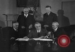 Standbild Präsident Franklin Roosevelt Schilder Entwurf Washington DC USA, 1940, aus Sekunde 25 historischem Filmmaterial Videoclip 65675046158