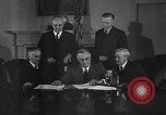Standbild Präsident Franklin Roosevelt Schilder Entwurf Washington DC USA, 1940, aus Sekunde 26 historischem Filmmaterial Videoclip 65675046158