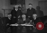 Standbild Präsident Franklin Roosevelt Schilder Entwurf Washington DC USA, 1940, aus Sekunde 27 historischem Filmmaterial Videoclip 65675046158