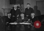 Standbild Präsident Franklin Roosevelt Schilder Entwurf Washington DC USA, 1940, aus Sekunde 28 historischem Filmmaterial Videoclip 65675046158