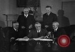 Standbild Präsident Franklin Roosevelt Schilder Entwurf Washington DC USA, 1940, aus Sekunde 30 historischem Filmmaterial Videoclip 65675046158