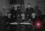 Standbild Präsident Franklin Roosevelt Schilder Entwurf Washington DC USA, 1940, aus Sekunde 31 historischem Filmmaterial Videoclip 65675046158