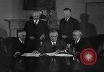 Standbild Präsident Franklin Roosevelt Schilder Entwurf Washington DC USA, 1940, aus Sekunde 32 historischem Filmmaterial Videoclip 65675046158