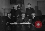 Standbild Präsident Franklin Roosevelt Schilder Entwurf Washington DC USA, 1940, aus Sekunde 33 historischem Filmmaterial Videoclip 65675046158