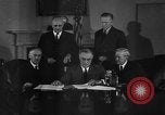 Standbild Präsident Franklin Roosevelt Schilder Entwurf Washington DC USA, 1940, aus Sekunde 34 historischem Filmmaterial Videoclip 65675046158