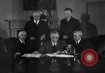 Standbild Präsident Franklin Roosevelt Schilder Entwurf Washington DC USA, 1940, aus Sekunde 35 historischem Filmmaterial Videoclip 65675046158