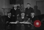 Standbild Präsident Franklin Roosevelt Schilder Entwurf Washington DC USA, 1940, aus Sekunde 36 historischem Filmmaterial Videoclip 65675046158