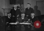 Standbild Präsident Franklin Roosevelt Schilder Entwurf Washington DC USA, 1940, aus Sekunde 37 historischem Filmmaterial Videoclip 65675046158