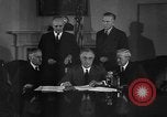 Standbild Präsident Franklin Roosevelt Schilder Entwurf Washington DC USA, 1940, aus Sekunde 39 historischem Filmmaterial Videoclip 65675046158