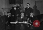 Standbild Präsident Franklin Roosevelt Schilder Entwurf Washington DC USA, 1940, aus Sekunde 40 historischem Filmmaterial Videoclip 65675046158
