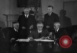 Standbild Präsident Franklin Roosevelt Schilder Entwurf Washington DC USA, 1940, aus Sekunde 41 historischem Filmmaterial Videoclip 65675046158