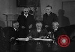 Standbild Präsident Franklin Roosevelt Schilder Entwurf Washington DC USA, 1940, aus Sekunde 42 historischem Filmmaterial Videoclip 65675046158