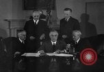 Standbild Präsident Franklin Roosevelt Schilder Entwurf Washington DC USA, 1940, aus Sekunde 44 historischem Filmmaterial Videoclip 65675046158