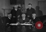 Standbild Präsident Franklin Roosevelt Schilder Entwurf Washington DC USA, 1940, aus Sekunde 45 historischem Filmmaterial Videoclip 65675046158