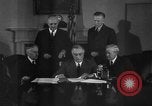 Standbild Präsident Franklin Roosevelt Schilder Entwurf Washington DC USA, 1940, aus Sekunde 46 historischem Filmmaterial Videoclip 65675046158