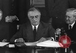 Standbild Präsident Franklin Roosevelt Schilder Entwurf Washington DC USA, 1940, aus Sekunde 47 historischem Filmmaterial Videoclip 65675046158