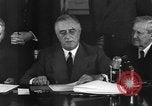 Standbild Präsident Franklin Roosevelt Schilder Entwurf Washington DC USA, 1940, aus Sekunde 48 historischem Filmmaterial Videoclip 65675046158