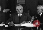 Standbild Präsident Franklin Roosevelt Schilder Entwurf Washington DC USA, 1940, aus Sekunde 49 historischem Filmmaterial Videoclip 65675046158