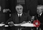 Standbild Präsident Franklin Roosevelt Schilder Entwurf Washington DC USA, 1940, aus Sekunde 50 historischem Filmmaterial Videoclip 65675046158