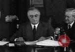 Standbild Präsident Franklin Roosevelt Schilder Entwurf Washington DC USA, 1940, aus Sekunde 51 historischem Filmmaterial Videoclip 65675046158