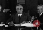 Standbild Präsident Franklin Roosevelt Schilder Entwurf Washington DC USA, 1940, aus Sekunde 52 historischem Filmmaterial Videoclip 65675046158