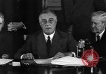 Standbild Präsident Franklin Roosevelt Schilder Entwurf Washington DC USA, 1940, aus Sekunde 54 historischem Filmmaterial Videoclip 65675046158