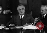 Standbild Präsident Franklin Roosevelt Schilder Entwurf Washington DC USA, 1940, aus Sekunde 55 historischem Filmmaterial Videoclip 65675046158