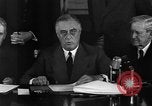Standbild Präsident Franklin Roosevelt Schilder Entwurf Washington DC USA, 1940, aus Sekunde 57 historischem Filmmaterial Videoclip 65675046158