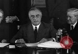 Standbild Präsident Franklin Roosevelt Schilder Entwurf Washington DC USA, 1940, aus Sekunde 58 historischem Filmmaterial Videoclip 65675046158