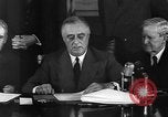 Standbild Präsident Franklin Roosevelt Schilder Entwurf Washington DC USA, 1940, aus Sekunde 59 historischem Filmmaterial Videoclip 65675046158