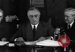 Standbild Präsident Franklin Roosevelt Schilder Entwurf Washington DC USA, 1940, aus Sekunde 61 historischem Filmmaterial Videoclip 65675046158